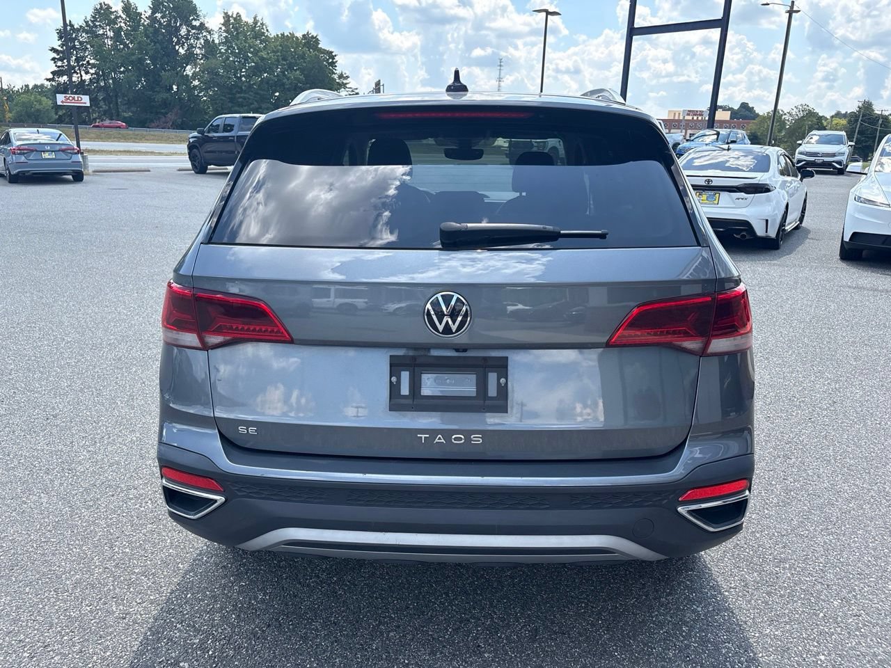 Used 2023 Volkswagen Taos SE w/ Panoramic Sunroof Package FWD image 8