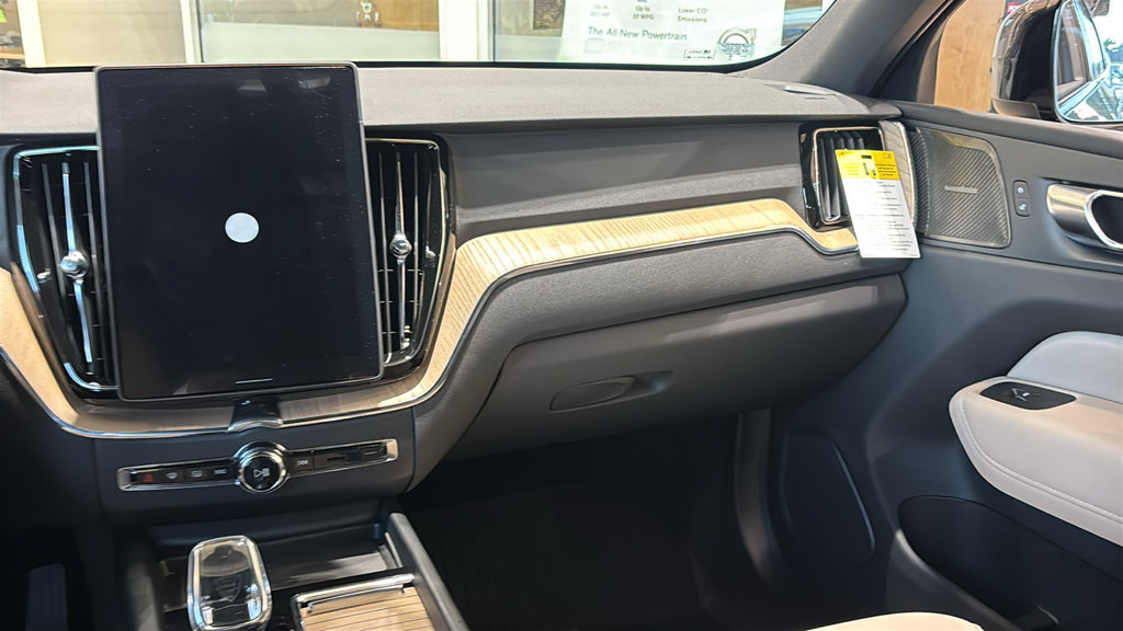 New 2027 Volvo XC60 B5 Plus AWD/4WD image 7