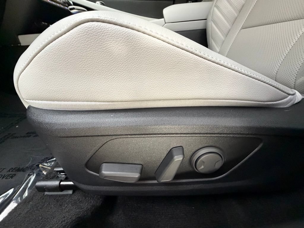 Used 2025 Hyundai Elantra Limited FWD image 26