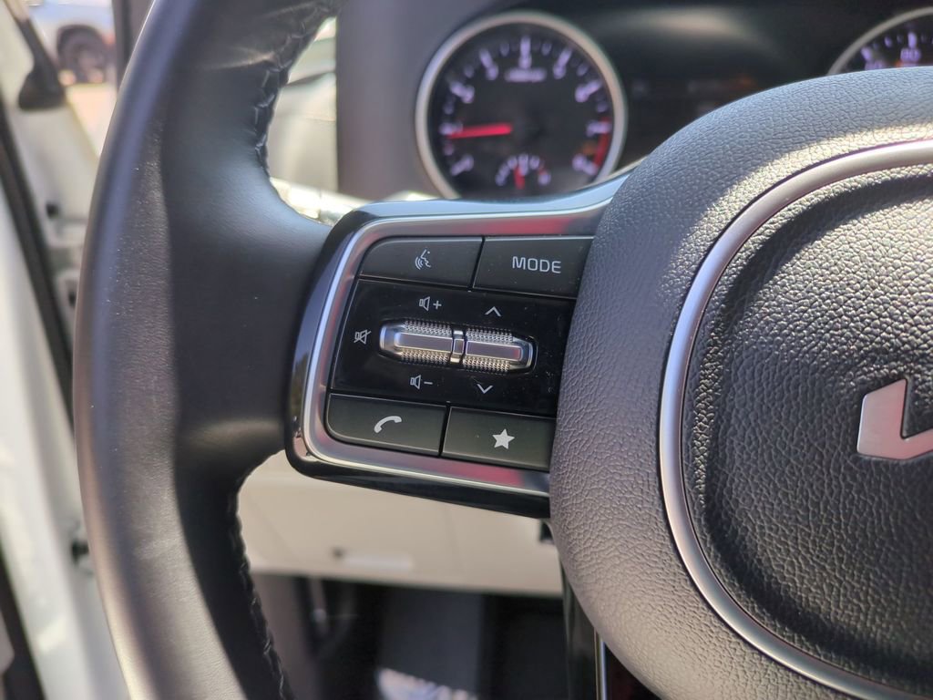 Used 2022 Kia Carnival LX image 14