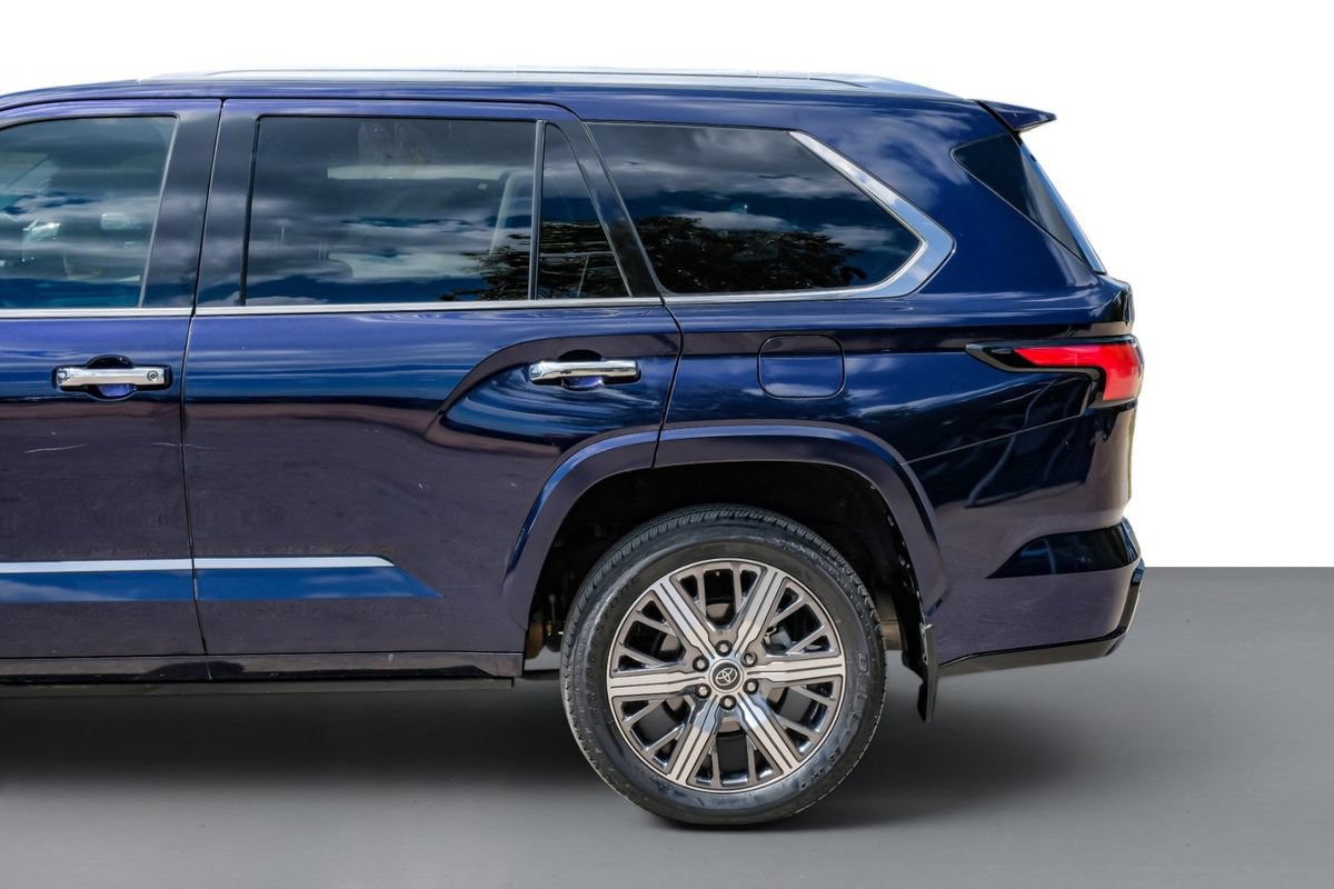 Used 2023 Toyota Sequoia Capstone AWD/4WD image 11