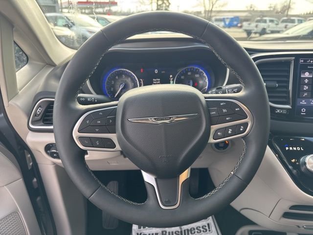 Used 2024 Chrysler Pacifica Touring-L FWD image 11