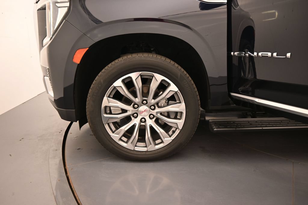 Used 2022 GMC Yukon Denali w/ Denali Premium Package AWD/4WD image 8