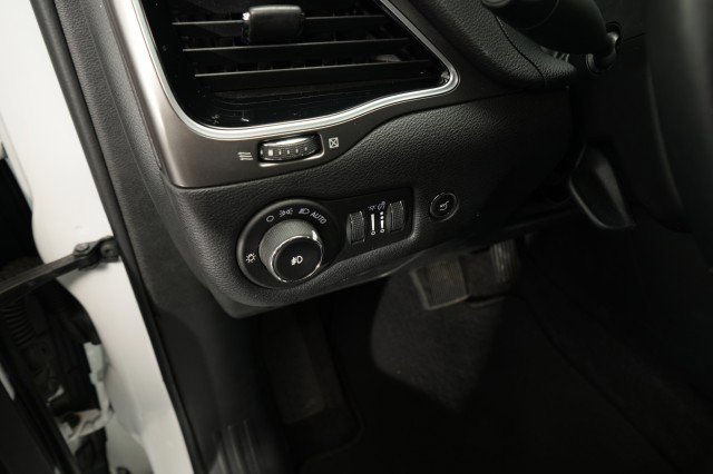 Used 2019 Jeep Cherokee Limited w/ Luxury Group AWD/4WD image 27