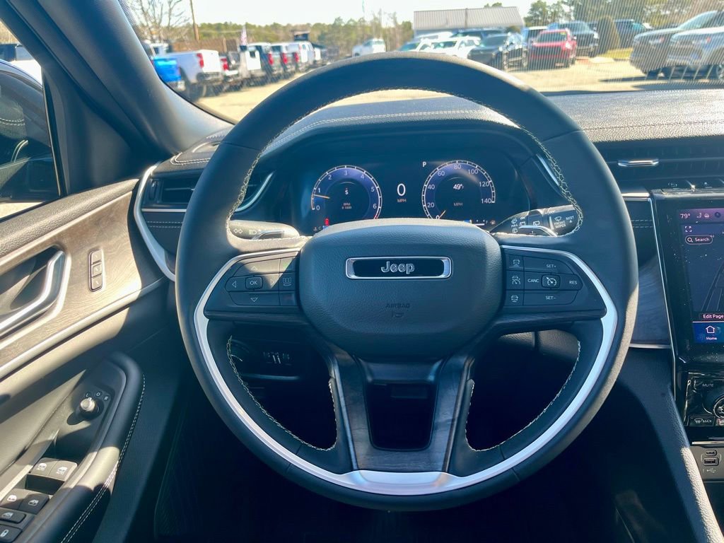 Used 2025 Jeep Grand Cherokee Limited w/ Black Appearance Package image 19