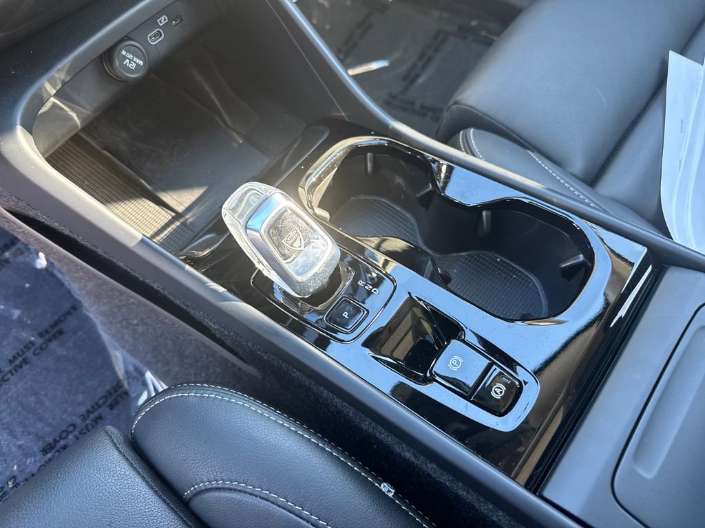 Certified 2025 Volvo XC40 B5 Ultra w/ Protection Package image 28