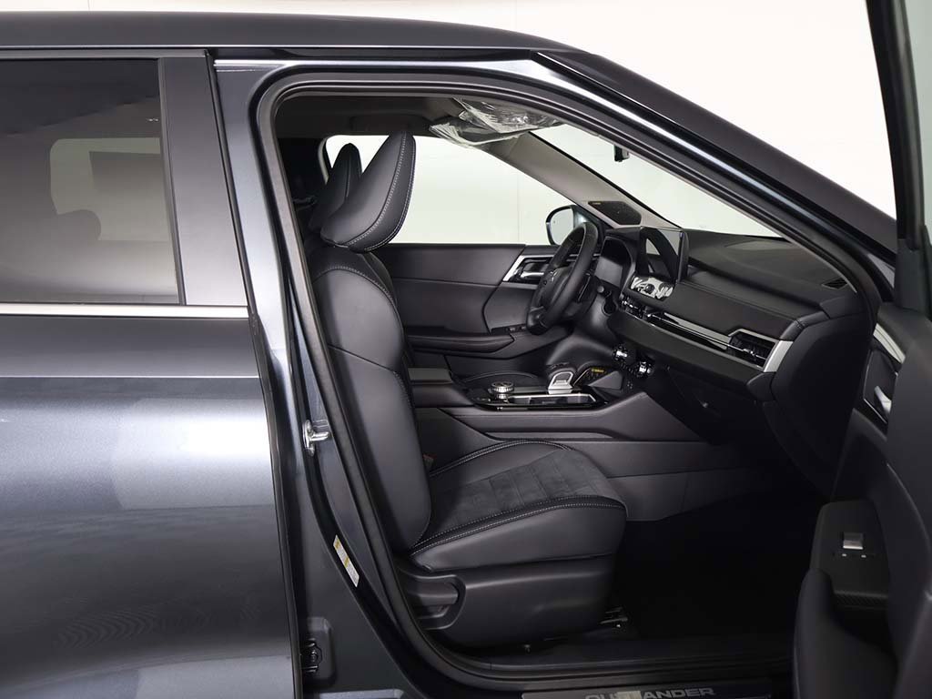 New 2025 Mitsubishi Outlander SE image 34