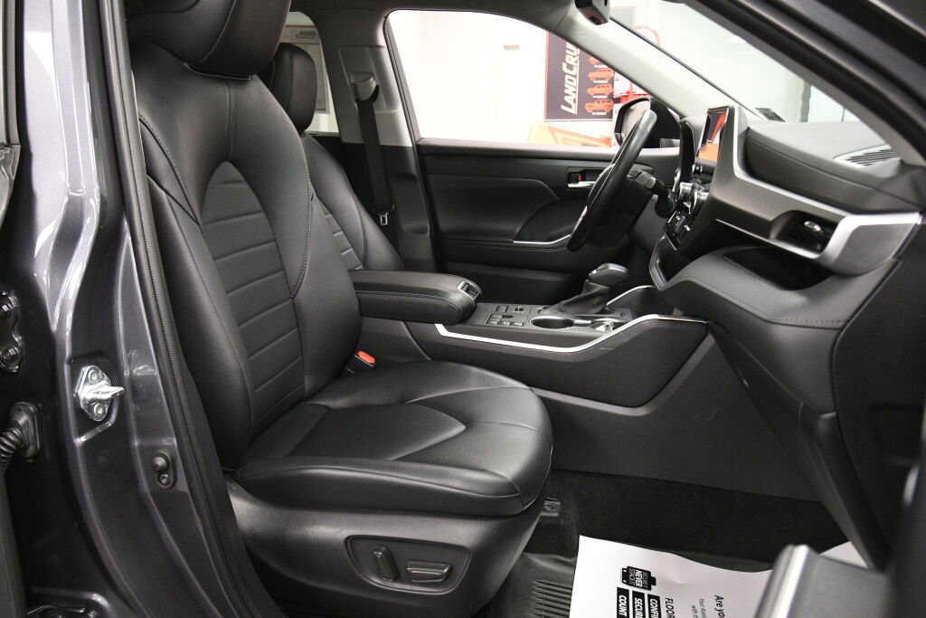 Certified 2023 Toyota Highlander XLE image 30