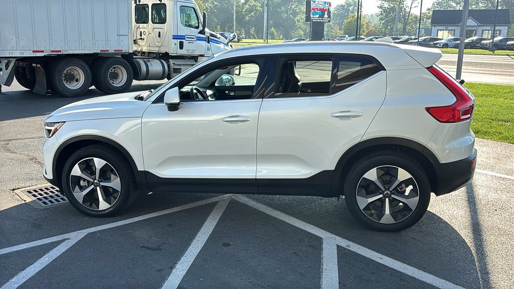 Certified 2025 Volvo XC40 B5 Core w/ Climate Package AWD/4WD image 2