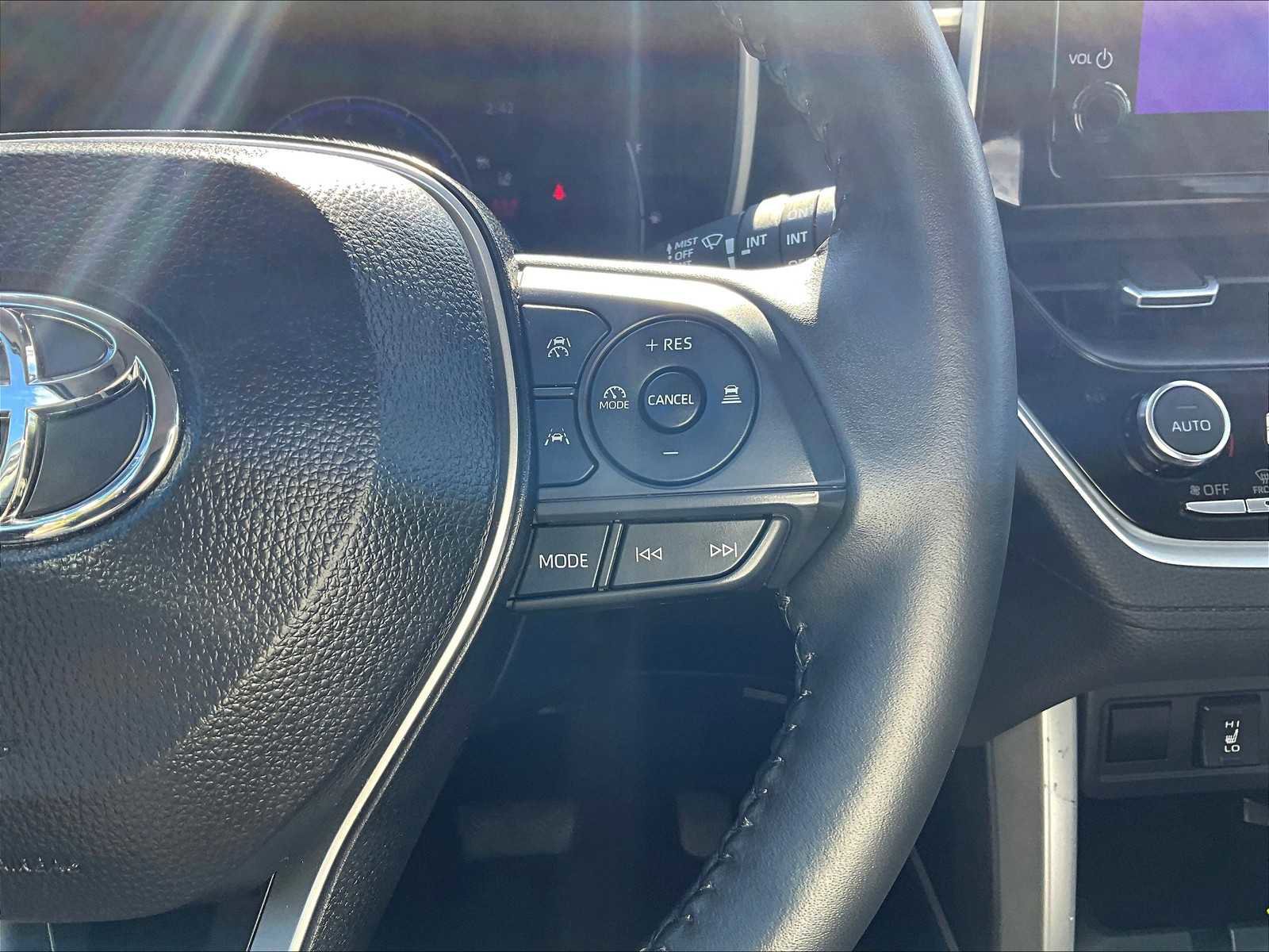 Used 2025 Toyota Corolla Cross XLE image 24