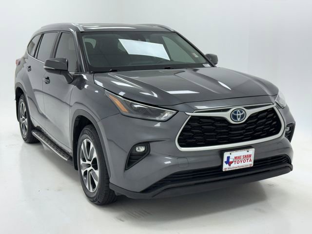 Used 2023 Toyota Highlander XLE FWD image 2