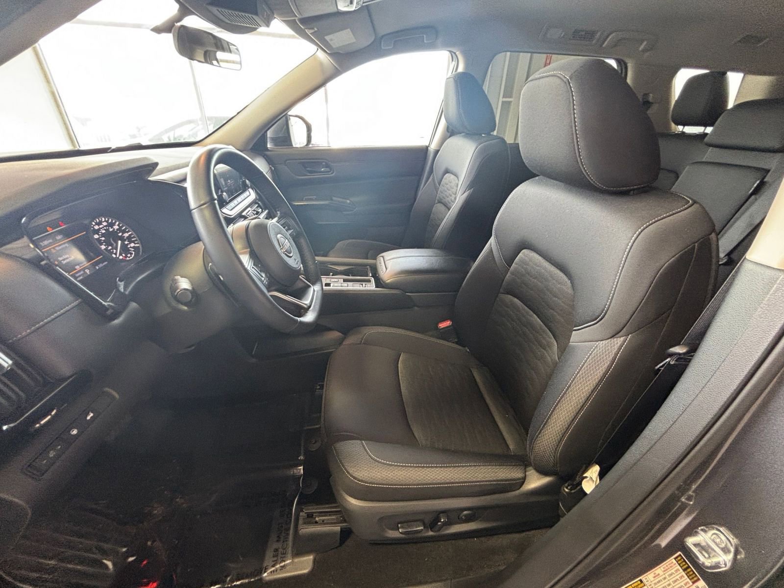 Used 2025 Nissan Pathfinder SV image 29