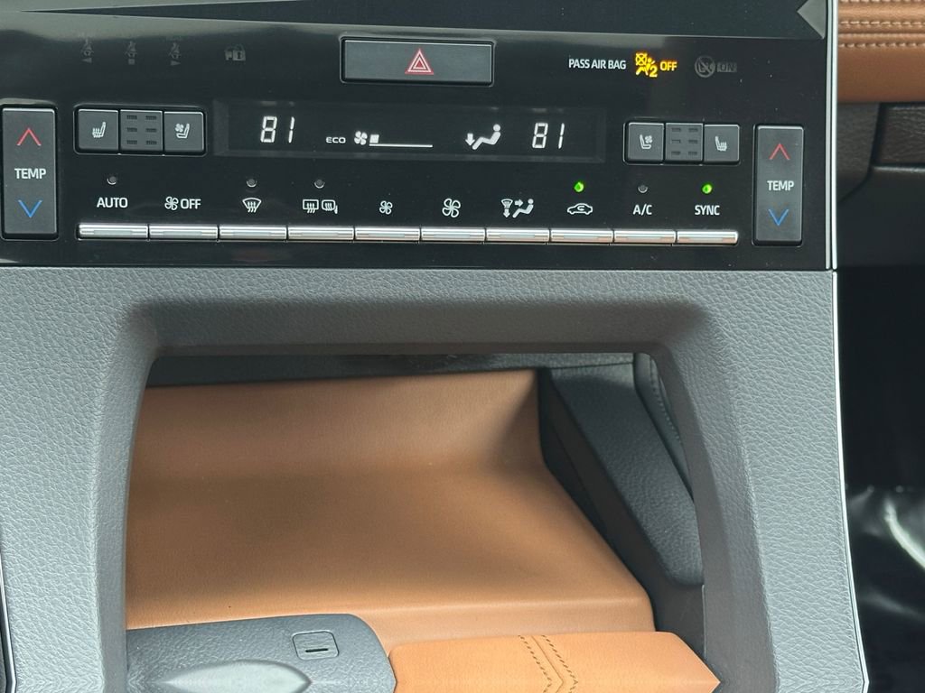 Used 2019 Toyota Avalon Limited image 16