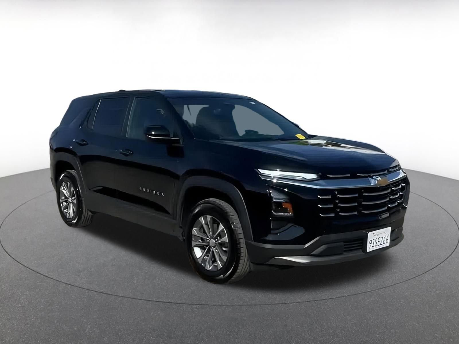 Used 2025 Chevrolet Equinox LT image 2