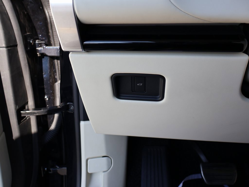 Used 2024 Land Rover Range Rover Long Wheelbase SE image 33