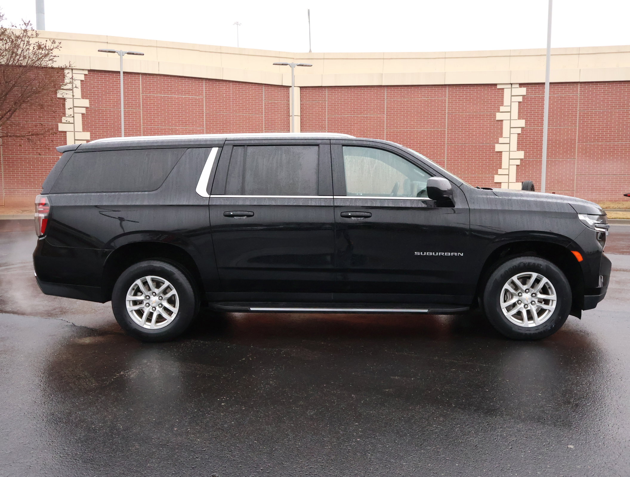 Used 2024 Chevrolet Suburban LT image 33