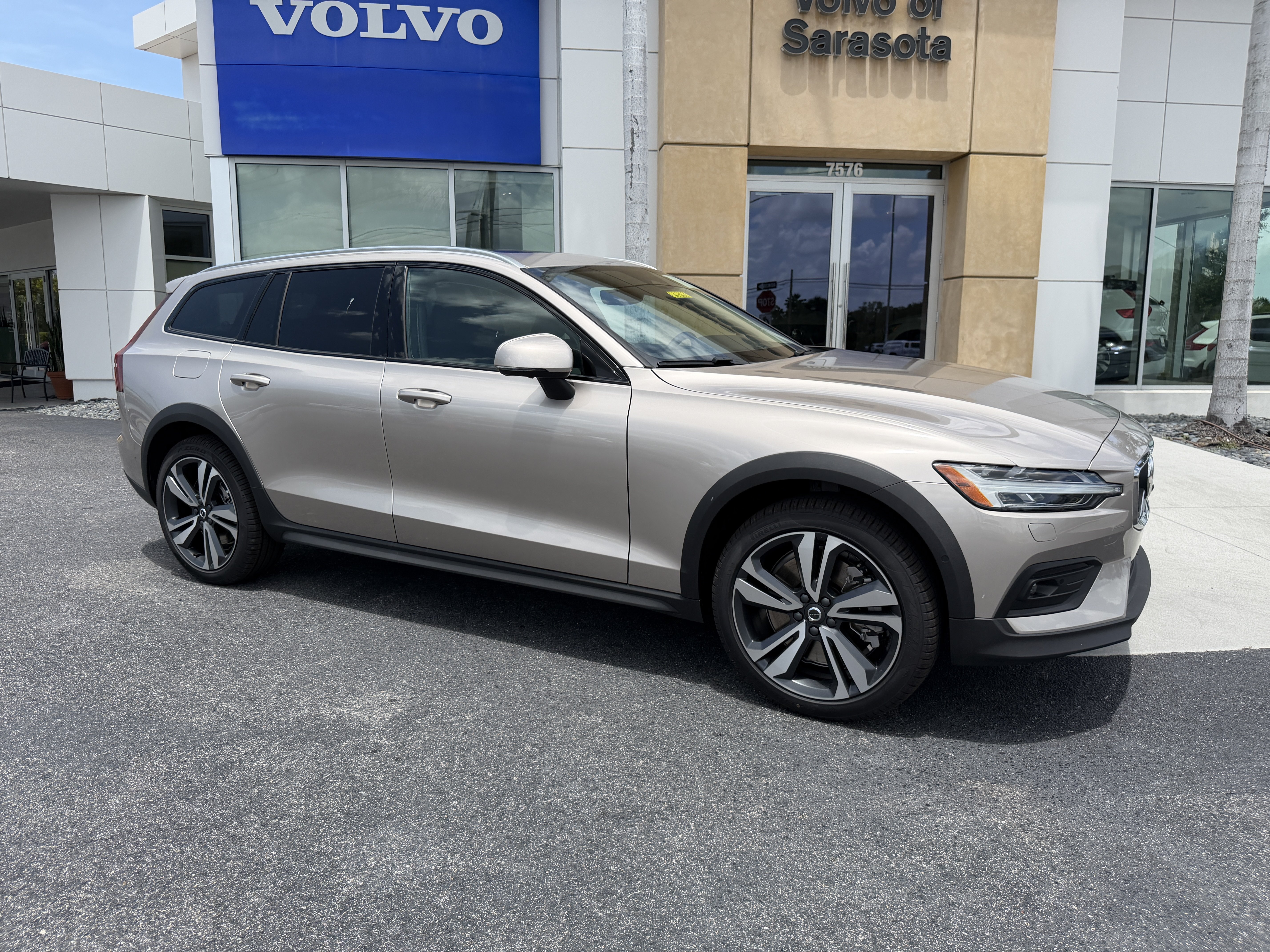 New 2026 Volvo V60 B5 Cross Country Plus w/ Protection Package Premier AWD/4WD video 1