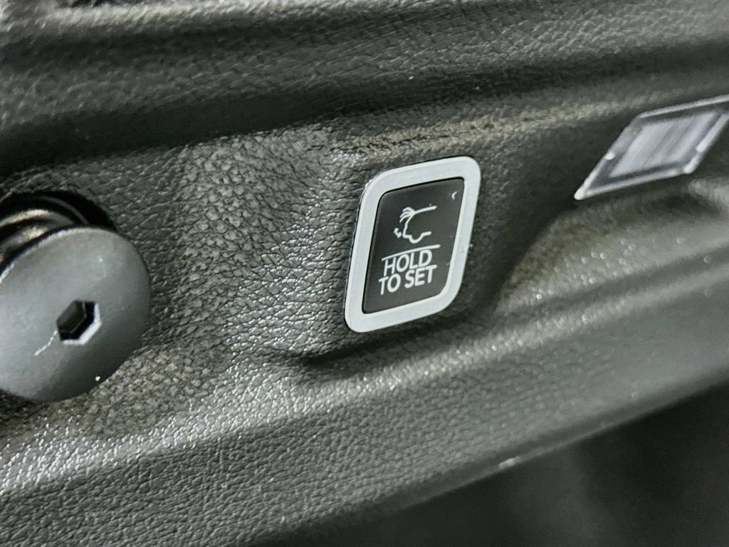 Used 2023 Jeep Grand Cherokee L Limited AWD/4WD image 30