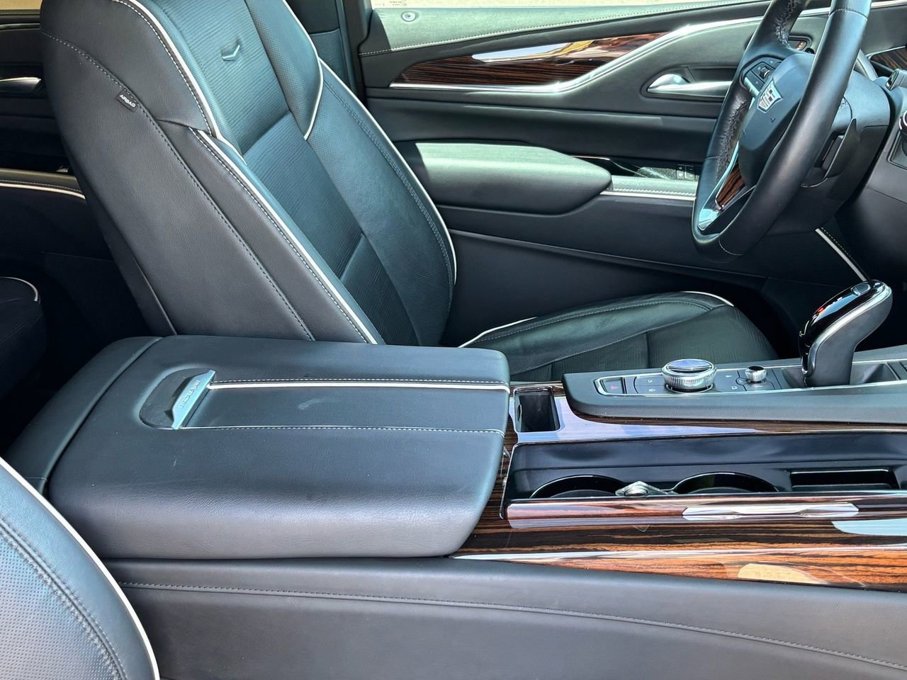 Used 2023 Cadillac Escalade Premium Luxury AWD/4WD image 10