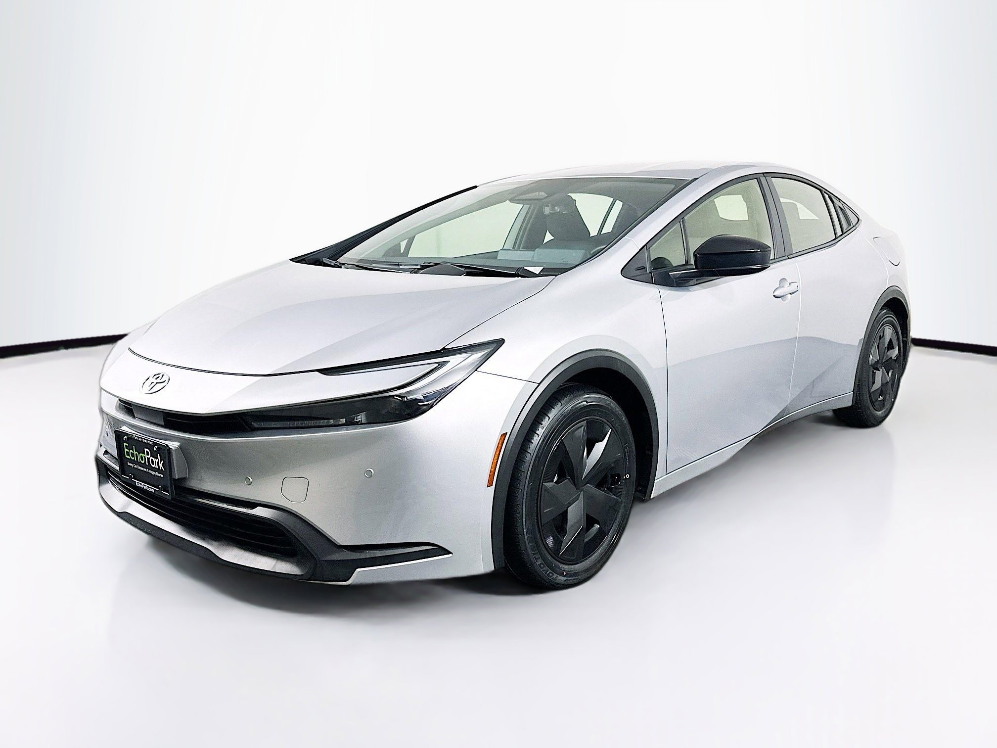 Used 2025 Toyota Prius LE image 3