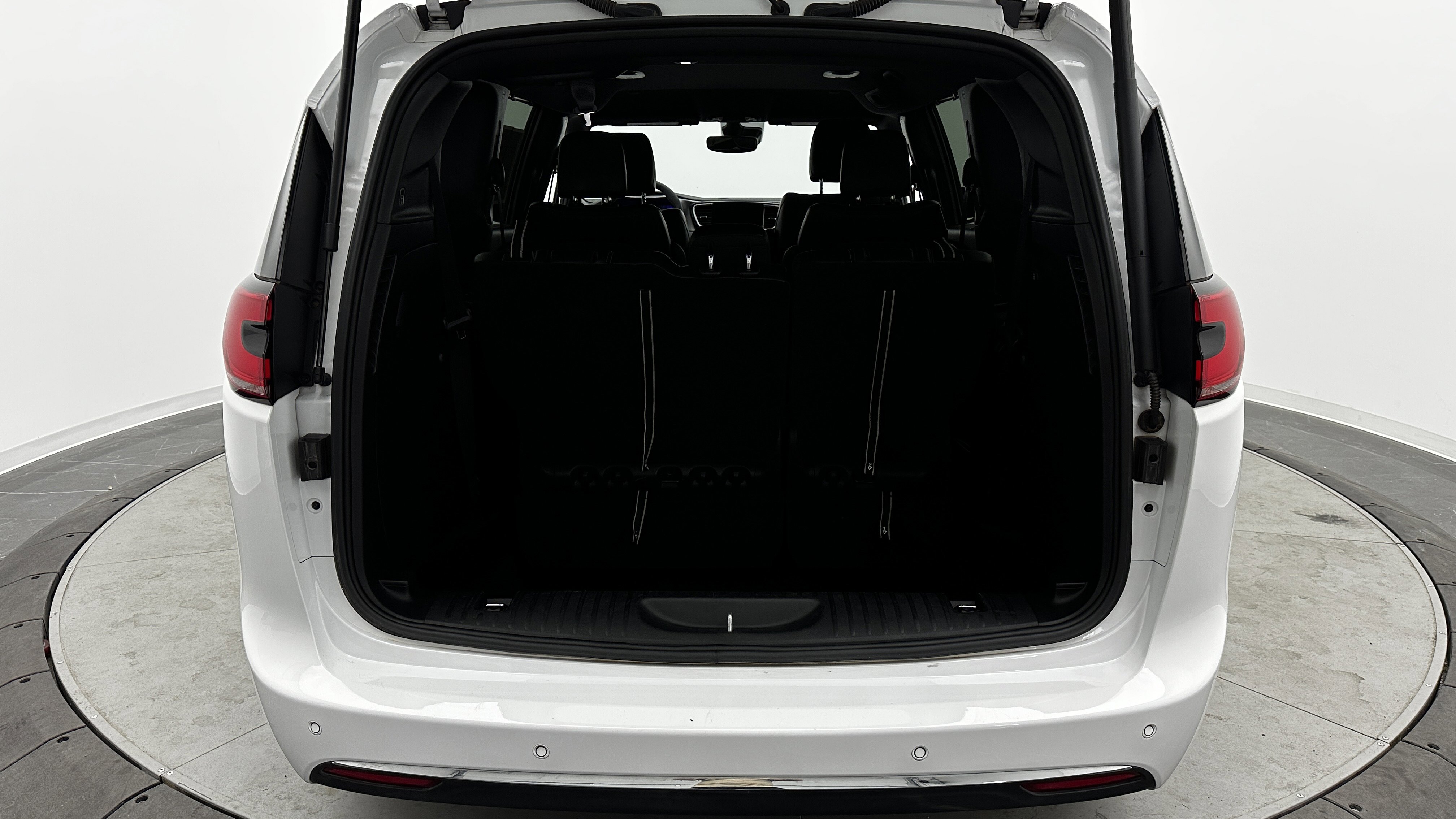 Used 2025 Chrysler Pacifica Select image 31