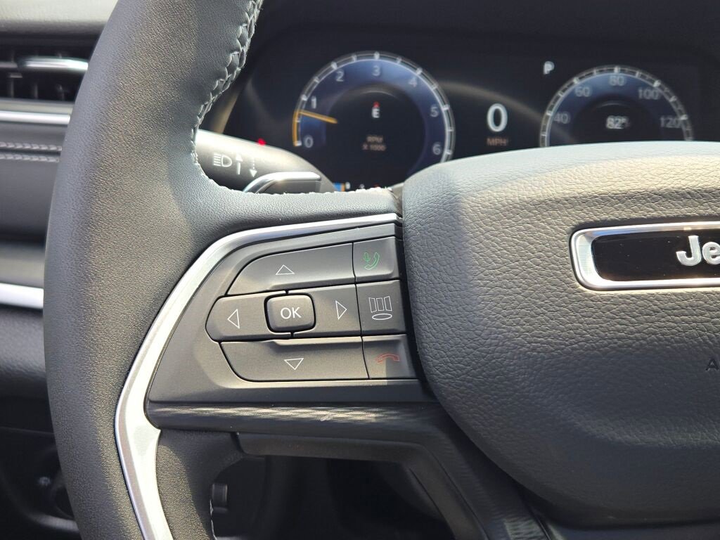 New 2025 Jeep Grand Cherokee L Laredo image 32