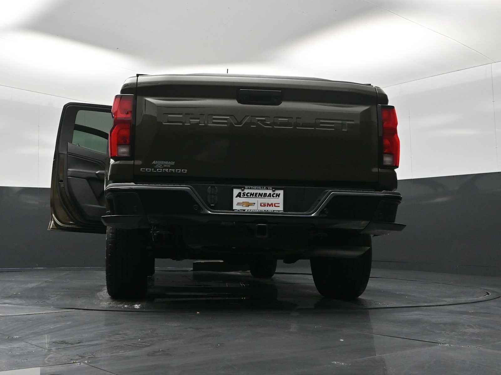 Used 2024 Chevrolet Colorado Z71 w/ Z71 Convenience Package 2 image 30