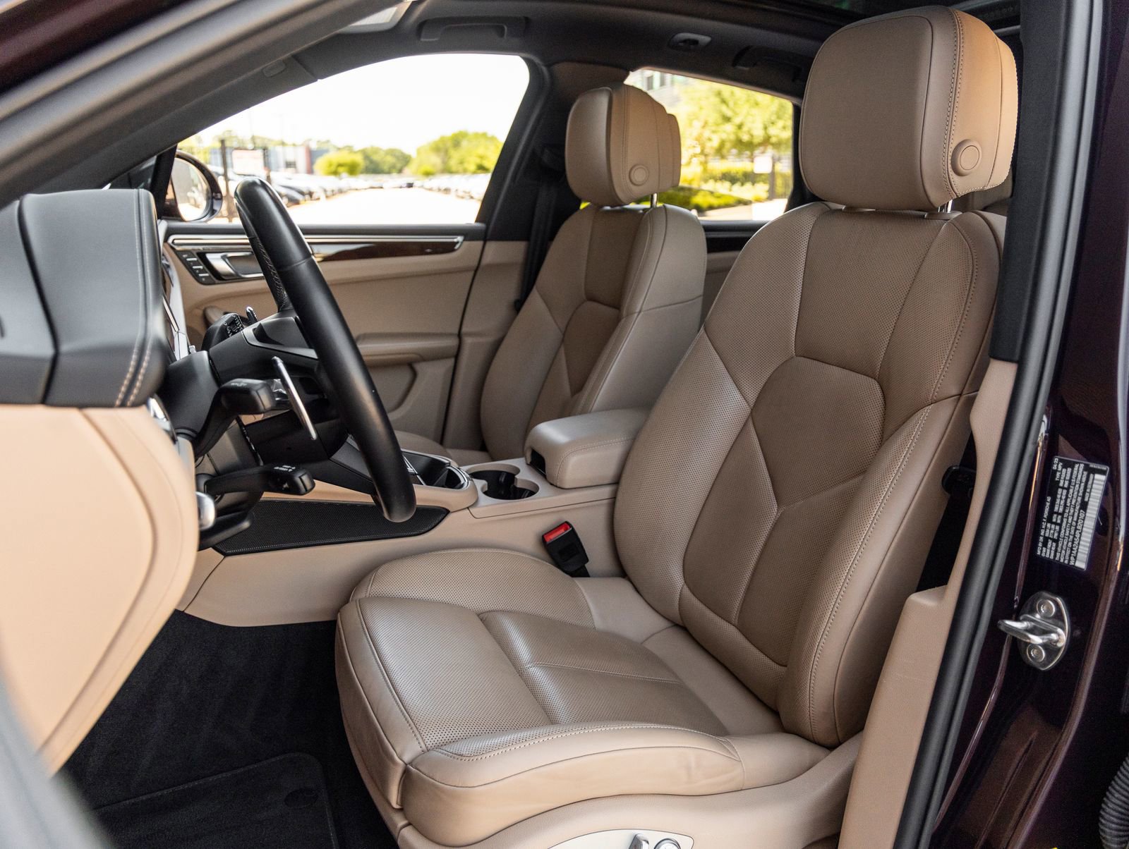 Certified 2023 Porsche Macan image 5