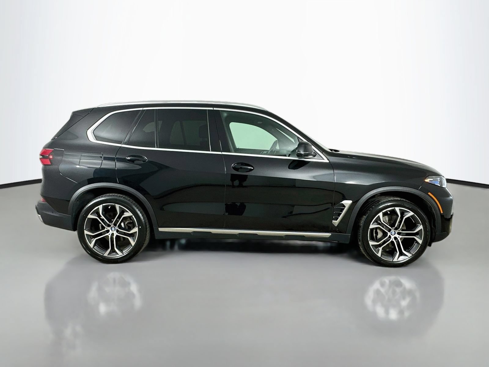 Used 2025 BMW X5 xDrive40i AWD/4WD image 4
