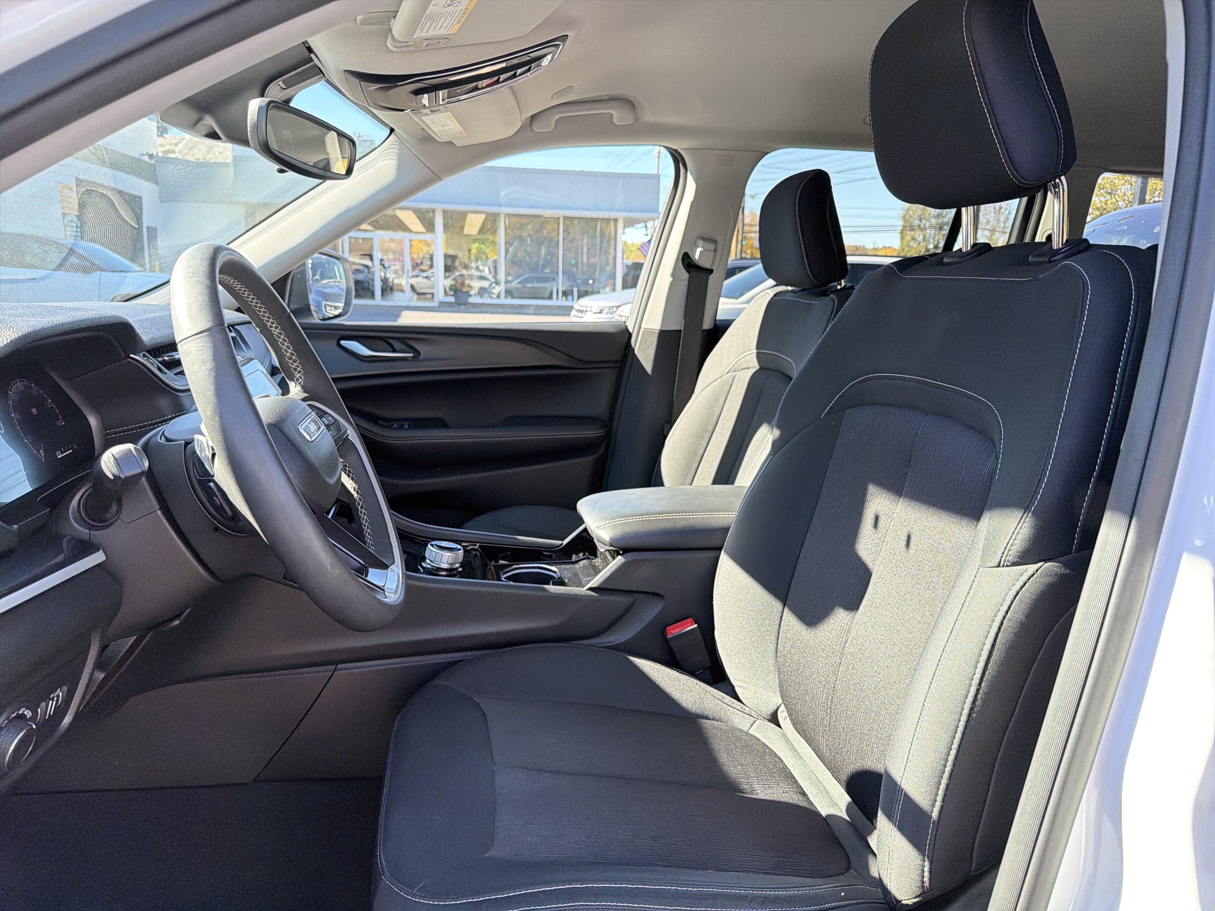 Used 2023 Jeep Grand Cherokee Laredo w/ Luxury Tech Group I AWD/4WD image 10