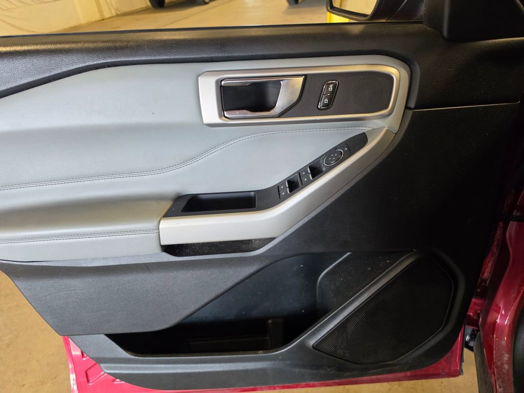 Used 2021 Ford Explorer XLT w/ Equipment Group 202A image 5
