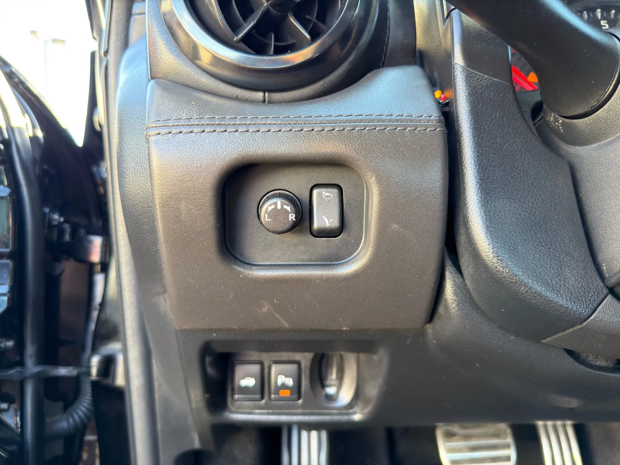 Used 2019 Nissan GT-R Premium w/ Premium Interior Package image 29