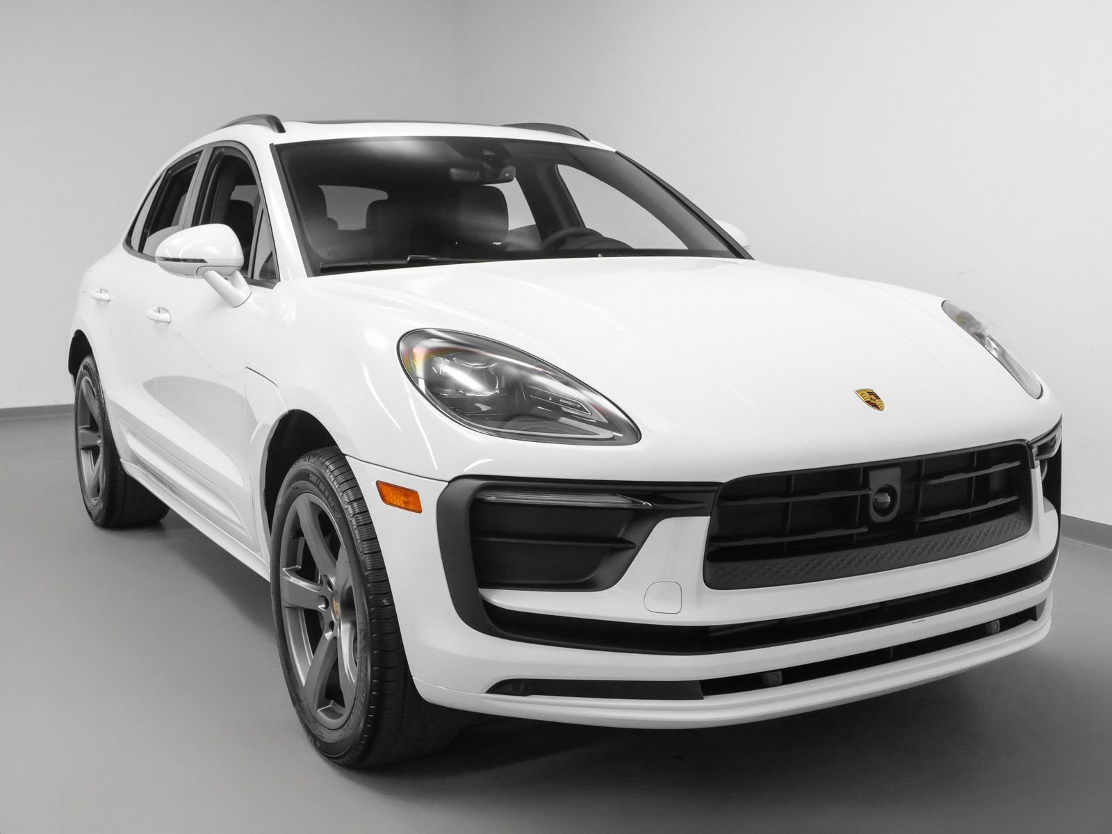 Certified 2025 Porsche Macan AWD/4WD image 10