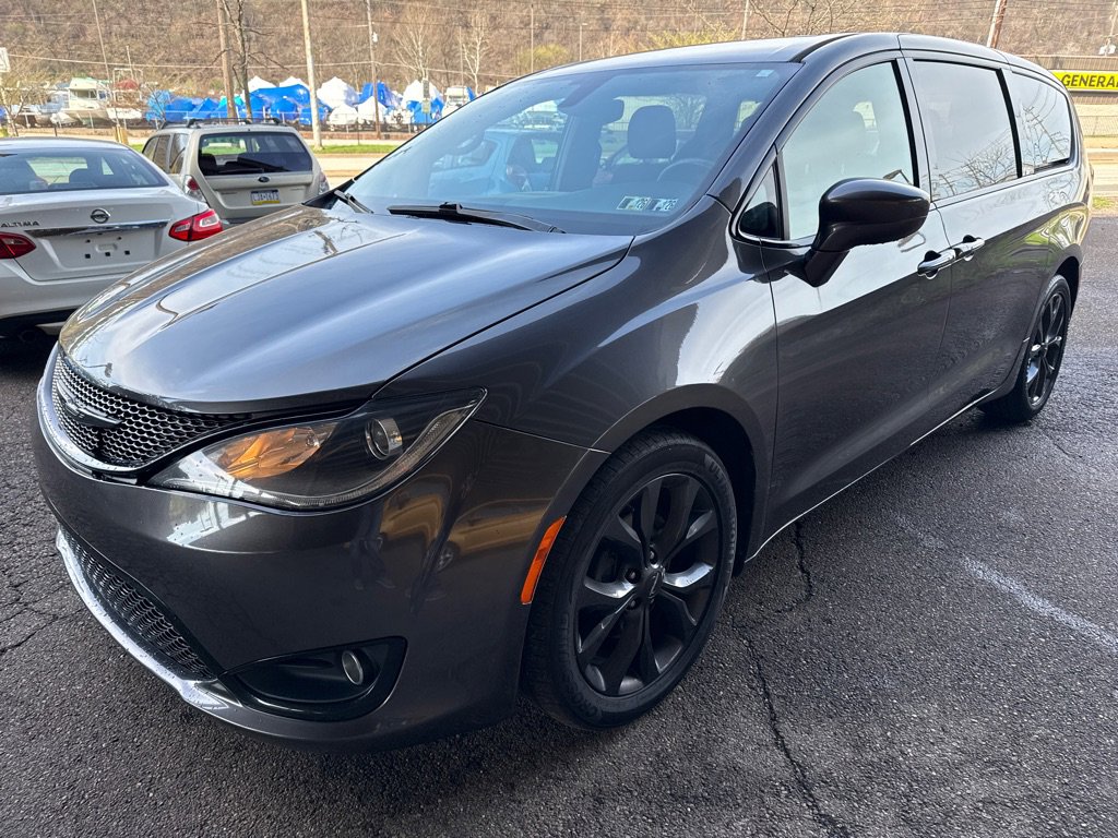 Used 2018 Chrysler Pacifica Touring Plus w/ S Appearance Package FWD image 1