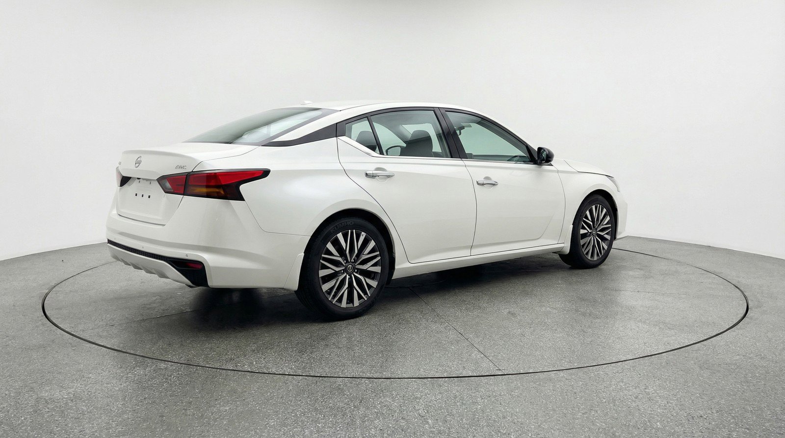 Used 2025 Nissan Altima 2.5 SV FWD image 9