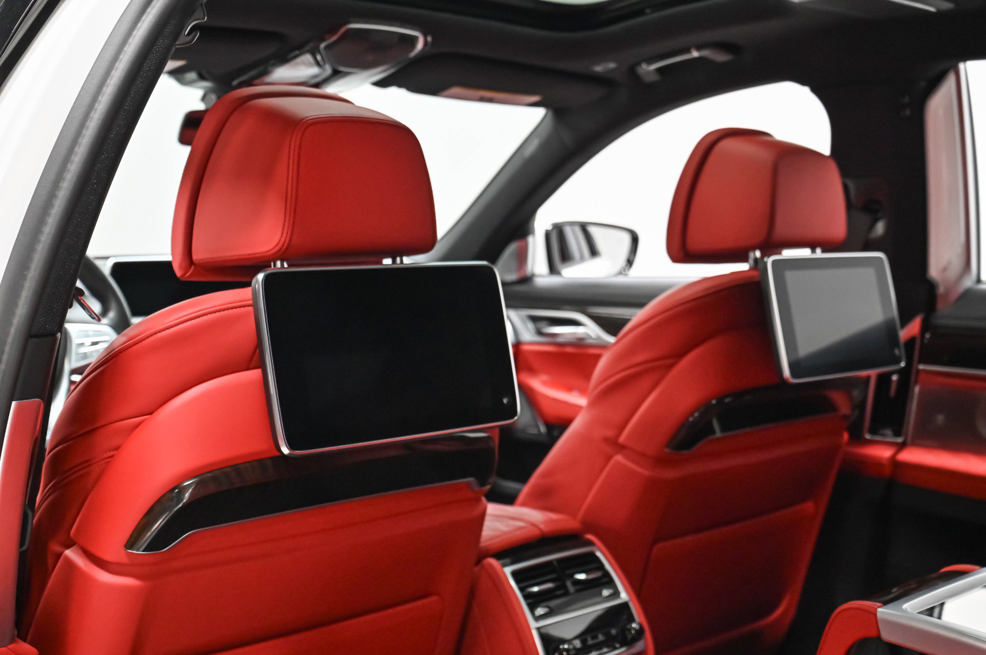 Used 2022 BMW ALPINA B7 xDrive w/ Luxury Rear Seating Package image 40