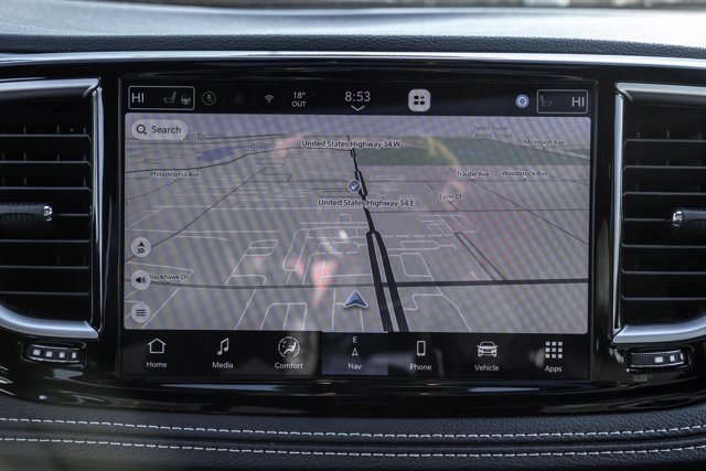 Used 2025 Chrysler Pacifica Limited image 16