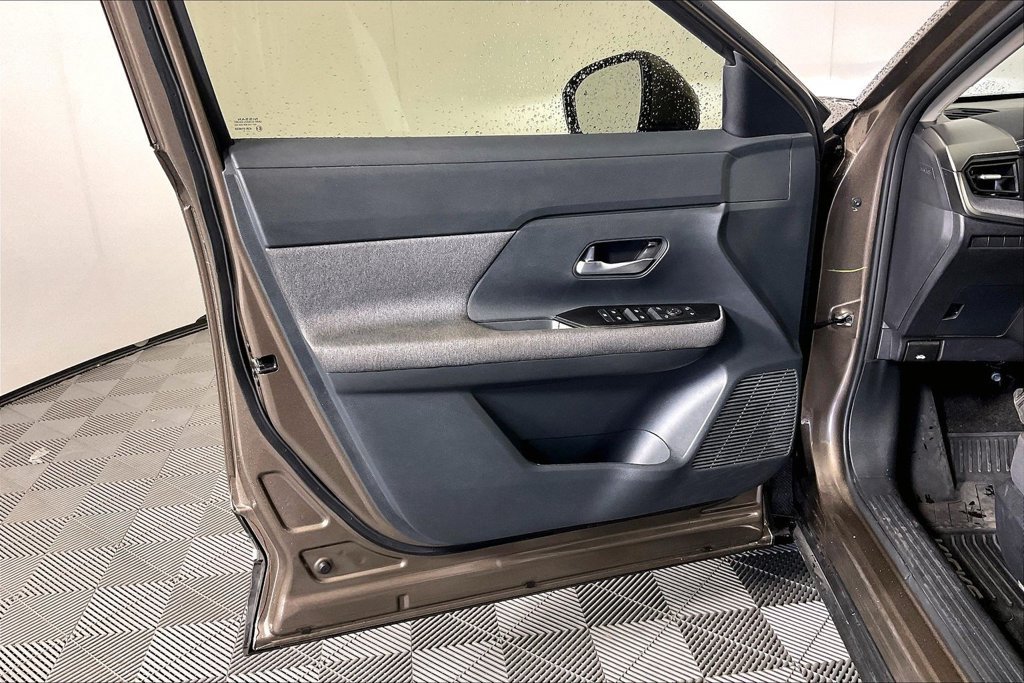 Used 2025 Nissan Kicks SV AWD/4WD image 19