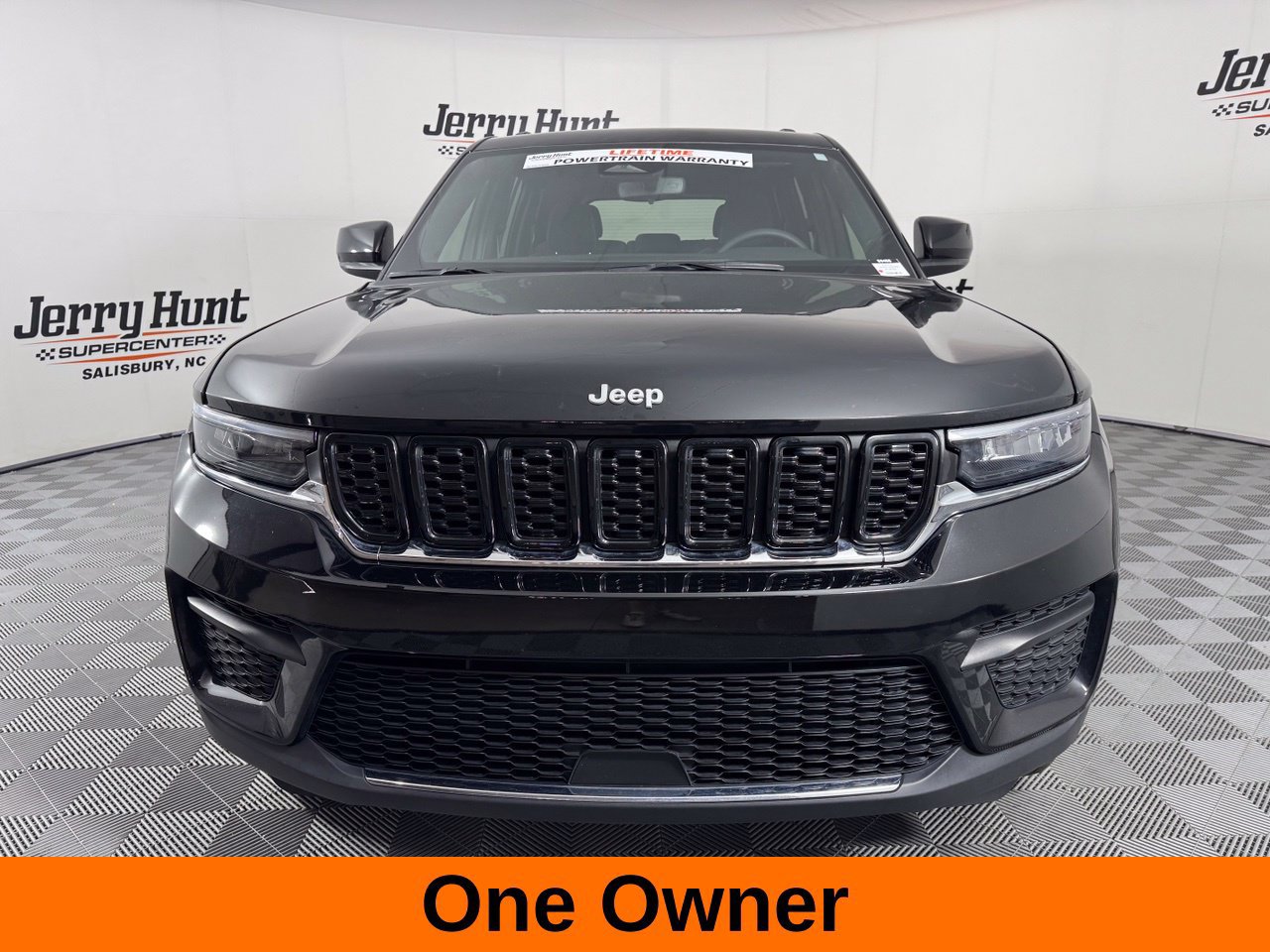Used 2024 Jeep Grand Cherokee Laredo X w/ Luxury Tech Group I AWD/4WD image 4