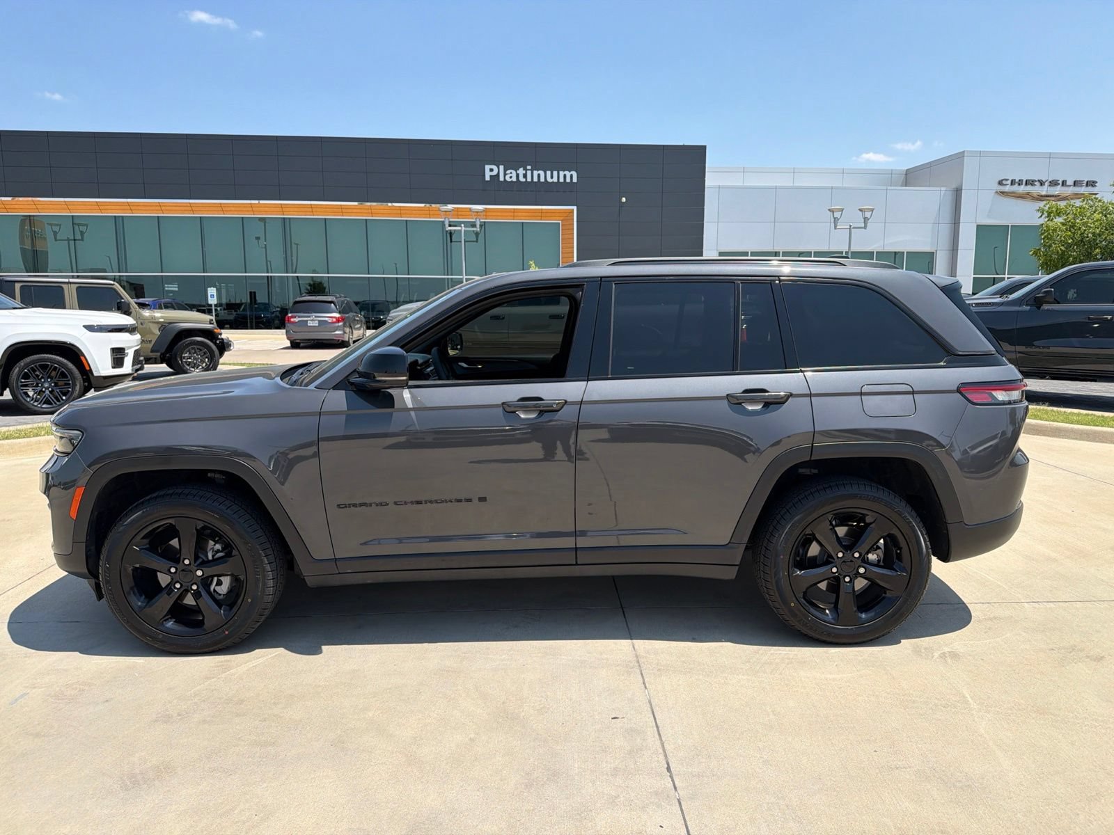 Used 2024 Jeep Grand Cherokee Altitude AWD/4WD image 2