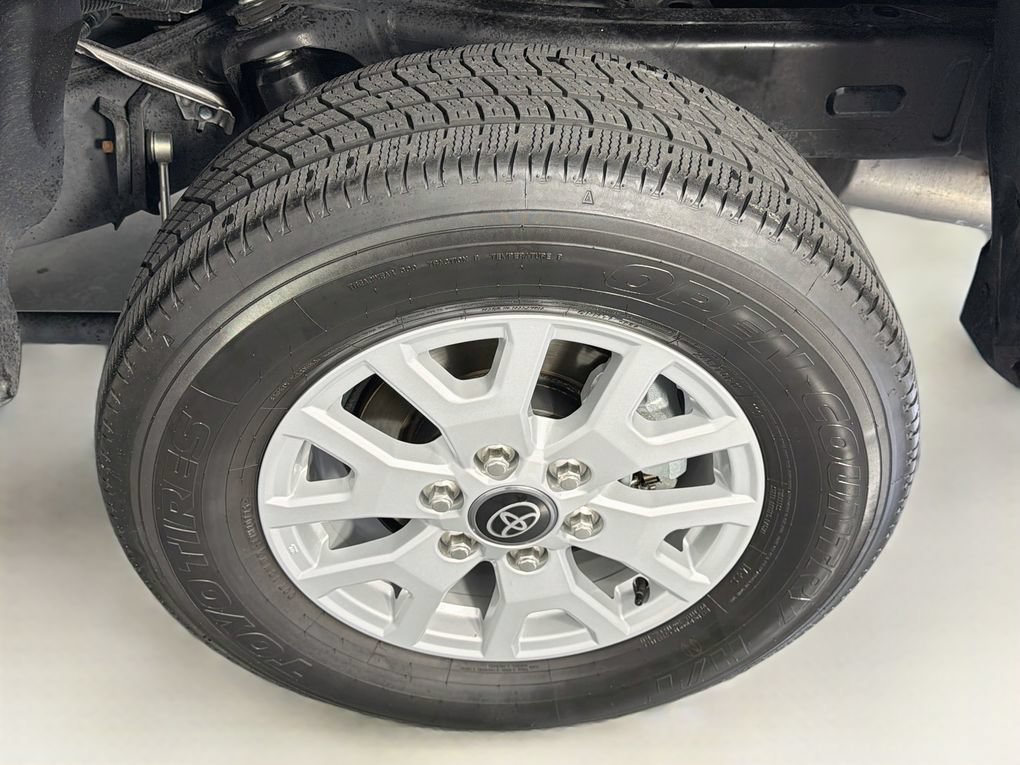 Used 2025 Toyota Tacoma SR5 AWD/4WD image 32