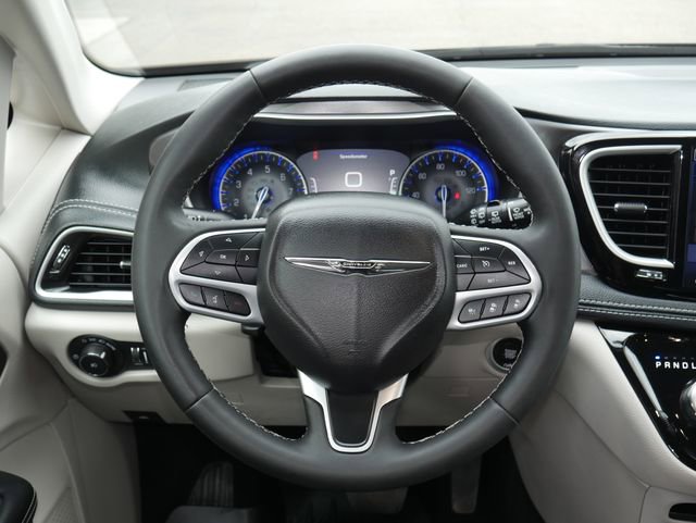 Used 2023 Chrysler Pacifica Touring-L w/ Uconnect Theater Family Group image 17