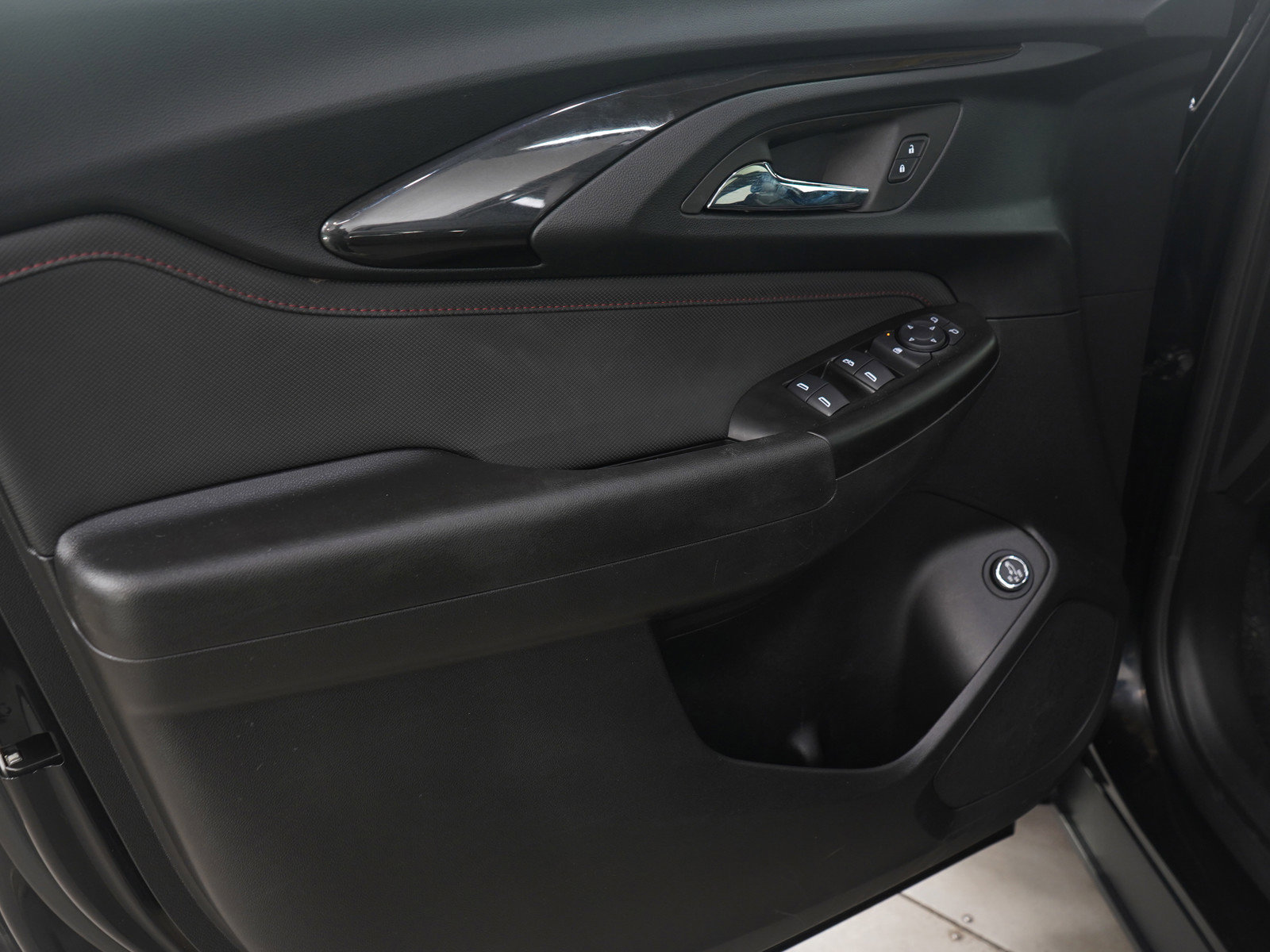 Used 2023 Chevrolet TrailBlazer RS w/ Sun and Liftgate Package image 23