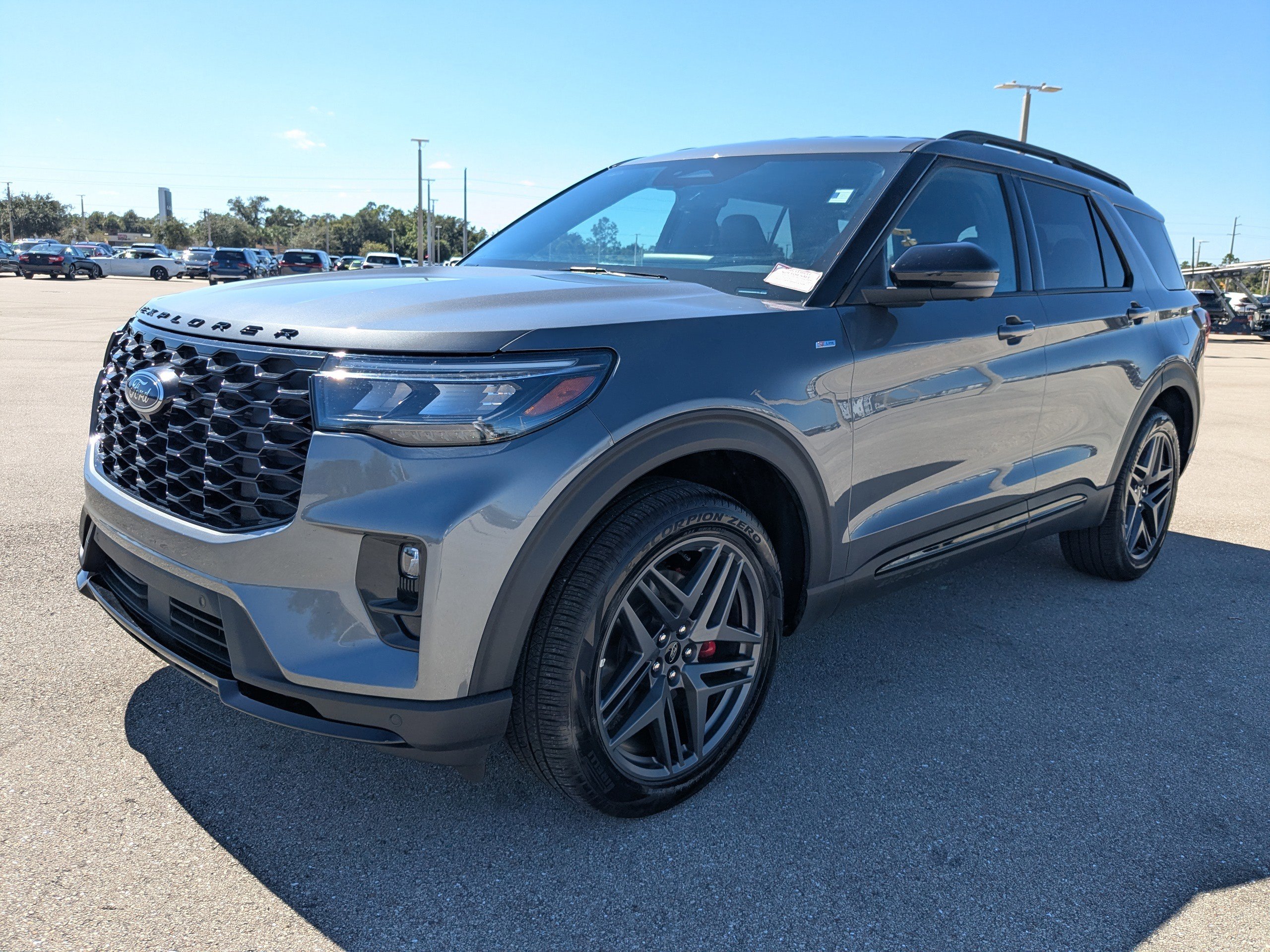 Used 2025 Ford Explorer ST-Line w/ ST-Line Street Pack image 9