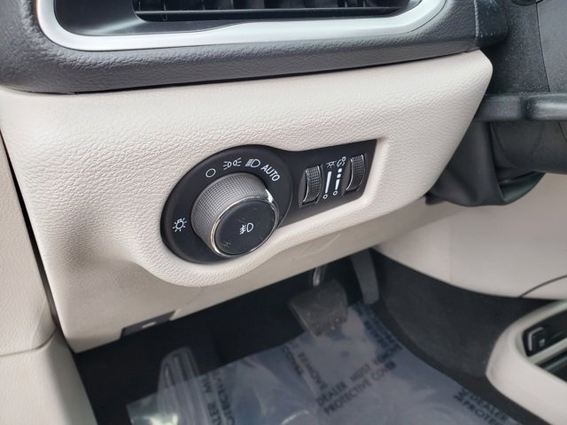 Certified 2024 Chrysler Pacifica Touring-L image 11