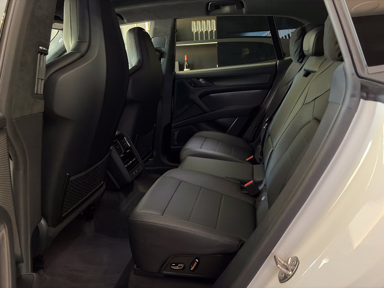 Certified 2026 Porsche Cayenne Turbo AWD/4WD image 9