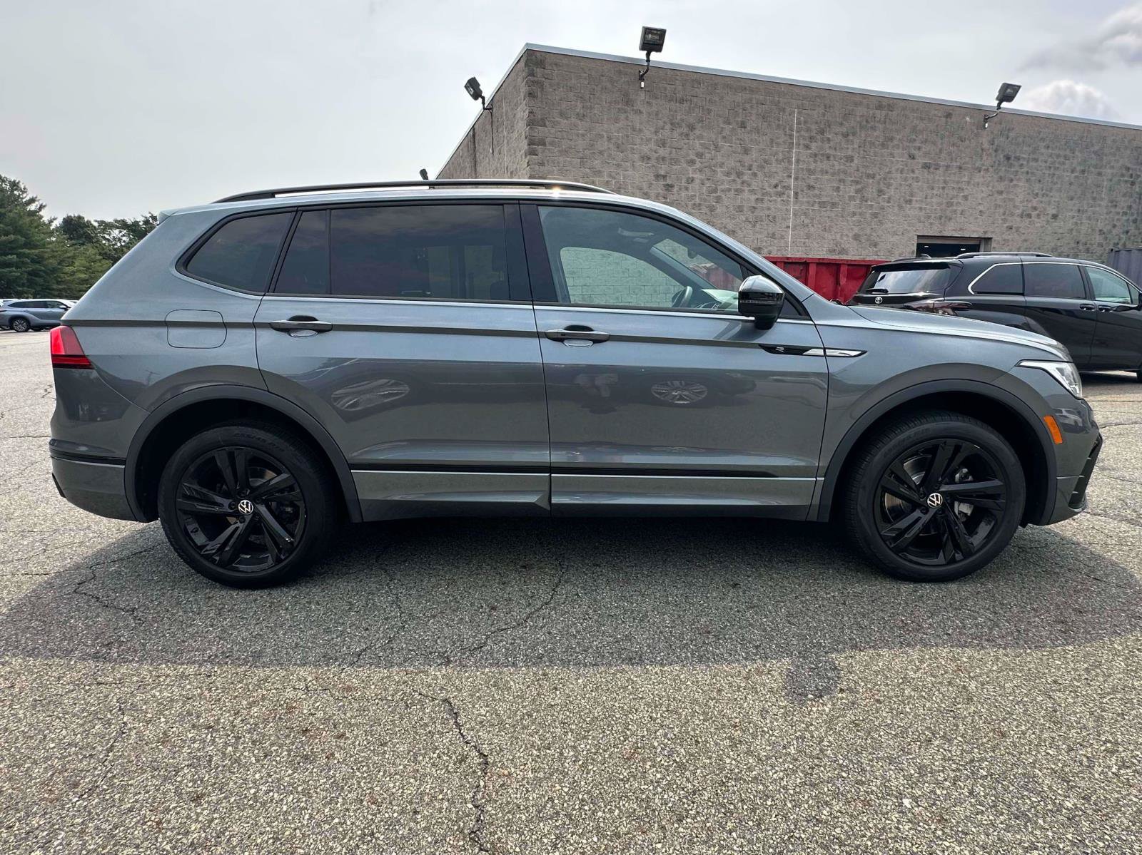 Certified 2023 Volkswagen Tiguan SE R-Line AWD/4WD image 5