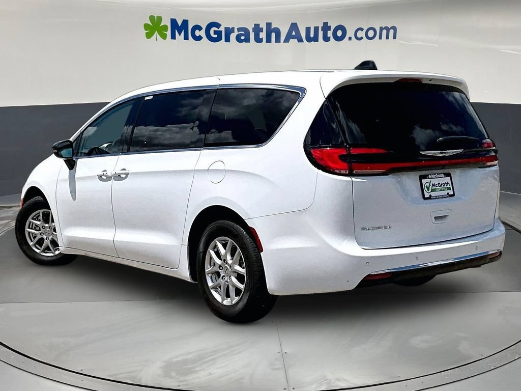Used 2024 Chrysler Pacifica Touring-L FWD image 5