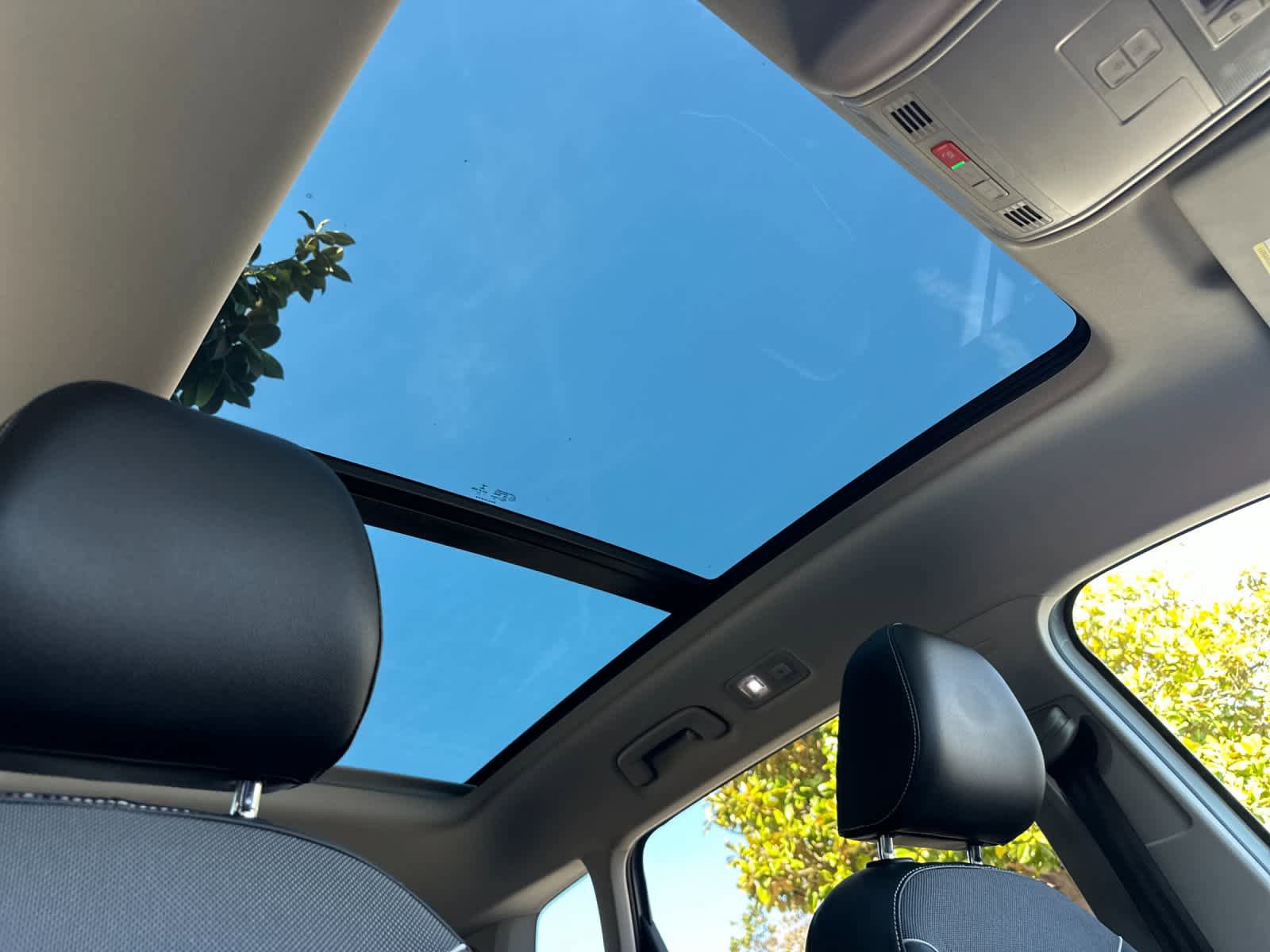 Used 2023 Volkswagen Taos SE w/ Panoramic Sunroof Package FWD image 17