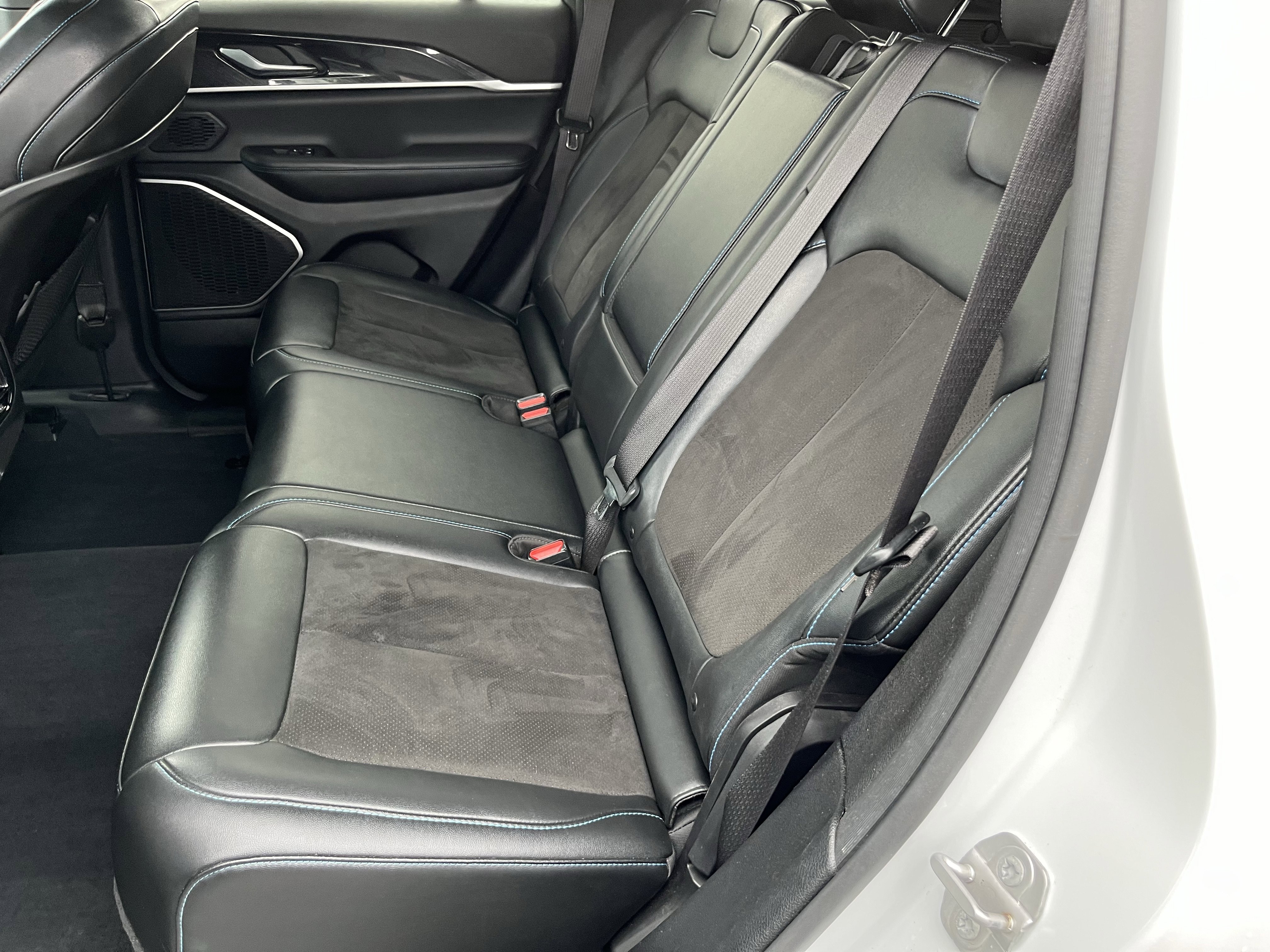 Used 2023 Jeep Grand Cherokee Trailhawk image 15